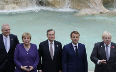 G20領袖羅馬許願池擲幣 馬克龍「攝位」影大合照側目