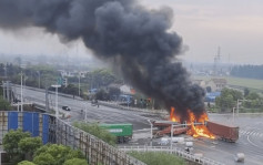 江苏泰州一路口三辆货车迎头相撞起火  有尸体送到殡仪馆 