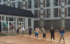 桂林暴雨嚴重水浸　大學教職員排人鏈為學生送飯