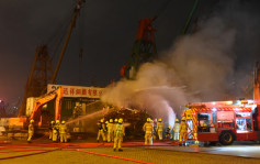 油麻地避风塘趸船陷火海 金属杂物燃烧浓烟冲天