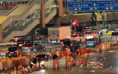 紅隧收費廣場私家車失事 掃冧水馬陣幸無人傷