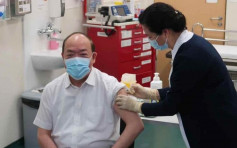 贺一诚与官员率先接种疫苗 澳门居民料本月22日后免费接种