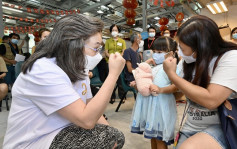 楊何蓓茵率領外展隊到梅窩 鼓勵長者及幼童接種疫苗 