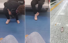 女子脫鞋躺地鐵座椅鞋被乘客踢落車 踢鞋乘客：當時很生氣
