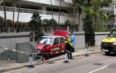 鰂魚涌的士剷上行人路撞電箱致1人傷 男司機疑發燒