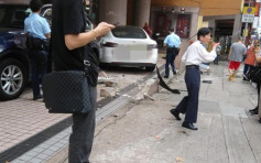 私家车香港仔相撞 冲上行人路撞毁大厦玻璃门