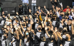 NBA季前赛 球迷穿「Stand with Hong Kong」黑衣撑港示威