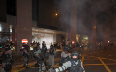 【修例风波】太古城数百人聚集有人掷物 警方发射催泪弹