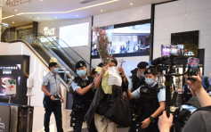 铜锣湾女子斜背袋藏鎅刀被捕 有手持鲜花市民与路人争执