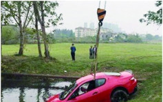 女司機低頭玩手機 將百萬房車衝入池塘報廢