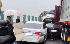 湖南公路49车追撞｜目击者：司机错过出口「快车道急停」肇祸