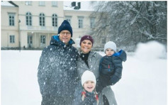 【有片】瑞典王室发放圣诞贺片 坐雪橇扔云球亲民贴地