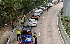港島警一連三日打擊交通違例 拘兩男拖走14輛改裝車