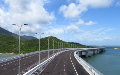 港珠澳大桥试运 直通巴行走桥面「临记」扮乘客