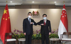 外长王毅转抵新加坡访问 与副总理王瑞杰会面