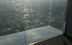芝加哥最高大楼观景台地板爆玻璃 吓坏游客