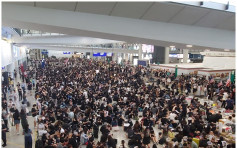 【萬人接機】近5000人坐滿抵港大堂 機場職員清理標語被喝倒彩