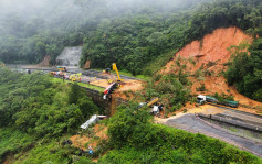 巴西南部山泥倾泻淹埋20辆车 至少2死多人失踪
