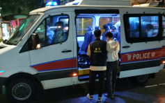 警深水埗冚無牌酒吧拘捕55歲男子 向16名酒客發警告