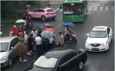 孩子被压车底 路过市民冒雨抬车救人