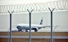 国泰接电话称有炸弹 航机折返330名乘客延误近4小时