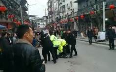 重庆交警执勤时 遭超载电单车司机刀斩亡