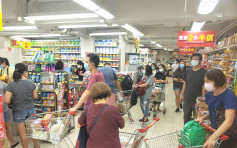 「鸚鵡」靠近 市民到超市買食品免外出濕身