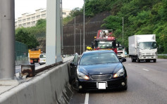 龙翔道私家车失控撞壆 司机被困获救