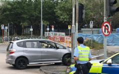 【有片】沙田P牌車轉彎撞飛燈箱上半空 網民：可以過隔離補鐘