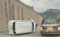 青山公路私家車自炒翻側 司機輕傷送院