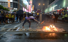 【旺角遊行】彌敦道示威者疑投擲燃燒彈 有人淋機油燒雜物