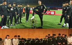 脚踩奖杯做小便动作捱轰 南韩U18冠军奖杯将被收回
