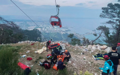 土耳其缆车撞塔柱乘客坠地1死10伤  近200人半天吊