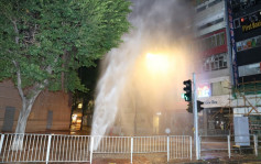 铜锣湾勿地臣街爆地下咸水管 行人路喷出7米高水柱