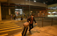 葵盛西邨8座爆疫 区议员称有居民已带同行李离开