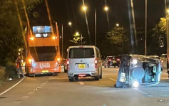 吐露港公路小貨車撞九巴後翻側 女司機自行脫困 報稱被風吹至失控