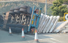 屯赤公路拖架翻側  司機一度被困