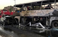 阿爾及利亞巴士與私家車相撞著火 34死12傷