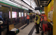 港鐵油塘站月台幕門起火一度關站  觀塘綫列車服務陸續回復正常