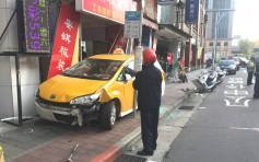 台北的士失控撞倒2名行人 司机路人命危