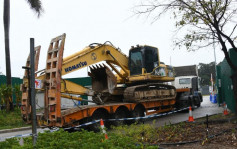 新闻追击｜政府扩建竹篙湾作隔离设施 挖泥机等工程车已运抵准备动工