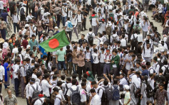 孟加拉警武力驱散学生示威致逾百伤