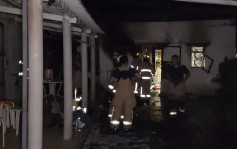小榄村屋起火3住户睡梦中逃生 消防到场救熄无人伤