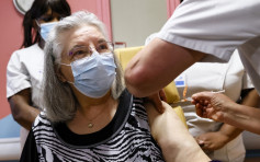 法國擬再度收緊管制 78歲老婦成法國首位新冠疫苗接種者