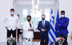 NBA｜字母哥母親和弟弟 獲希臘總理親授公民身分