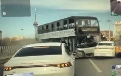 北京双层巴士司机晕倒  失控越栏撞2车2人轻伤