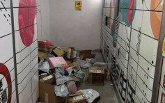 【維港會】無品市民美孚商場智能櫃即場拆貨 垃圾堆滿一地