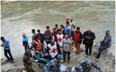 尼泊爾巴士疑超載墜河 至少31死15傷