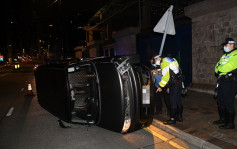 尖沙咀私家車撞路牌撞翻　揭司機涉酒駕被捕
