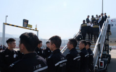 入境處包機遣返30非法入境者回越南  包括刑滿出獄人士